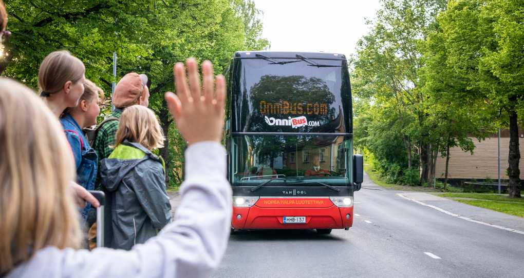 OnniBus MEGA matkustajat pysäkki